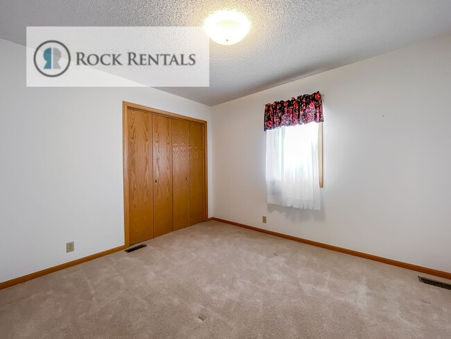 Building Photo - 14 Des Moines Ave