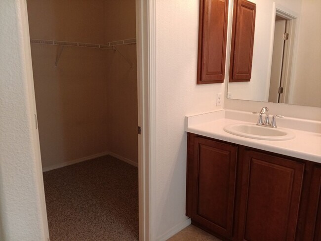 Building Photo - Beautiful 3 bedroom 3 bathroom home! Showi...