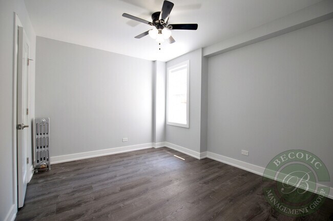 Building Photo - 1521 W Sherwin Ave