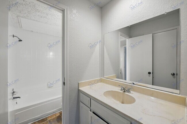 Building Photo - 6708 S Creek Dr
