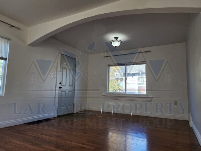 Building Photo - 705 E 6th St