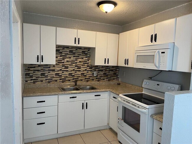 Building Photo - 918 NW 24th Ave