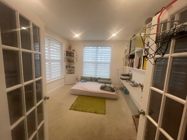 Building Photo - 363 Wheat Sheaf Way