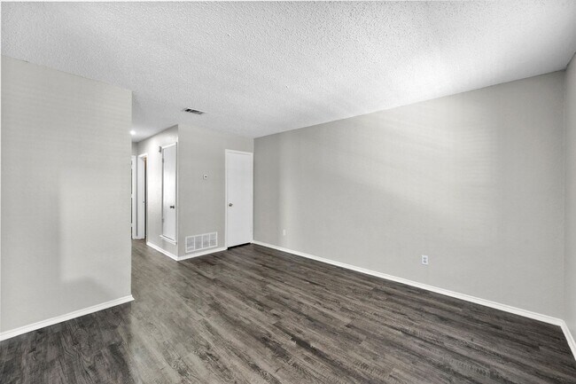 Building Photo - 606 Kings Way Dr