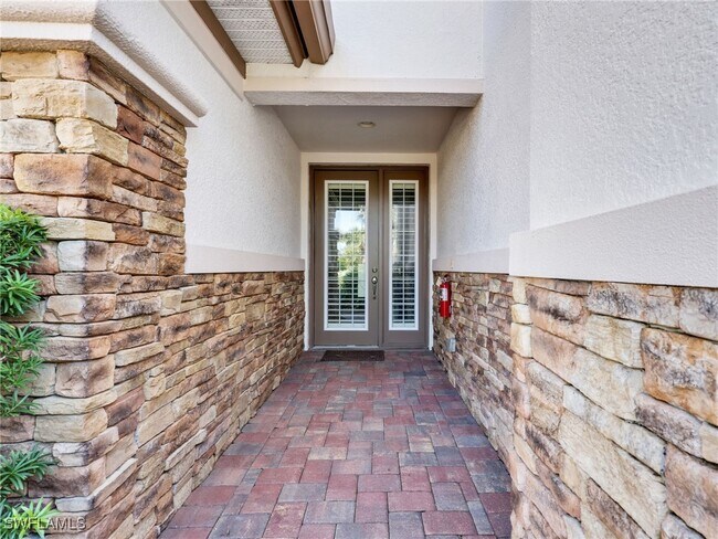 Building Photo - 8060 Players Cove Dr