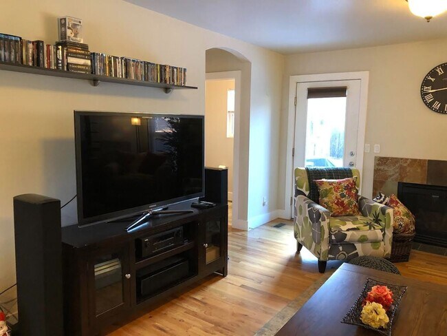 Building Photo - Charming 2br 1.5ba Two Level Condo in Dist...