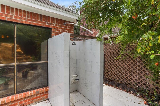 Building Photo - 1406 Kelliwood Oaks Dr