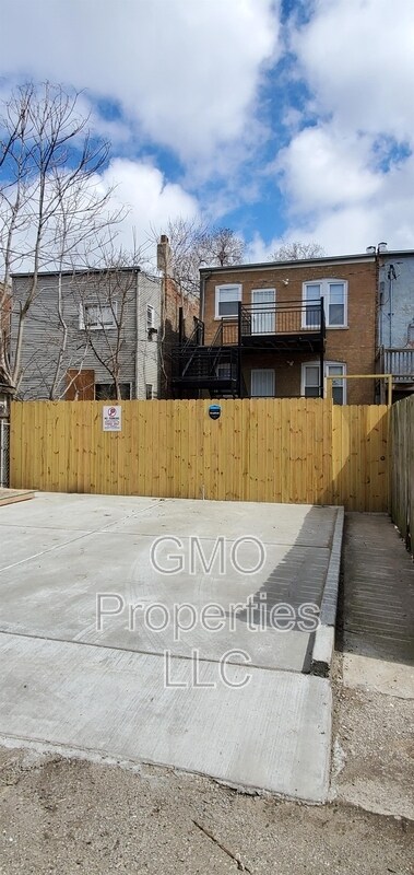 Building Photo - 822 S Karlov Ave