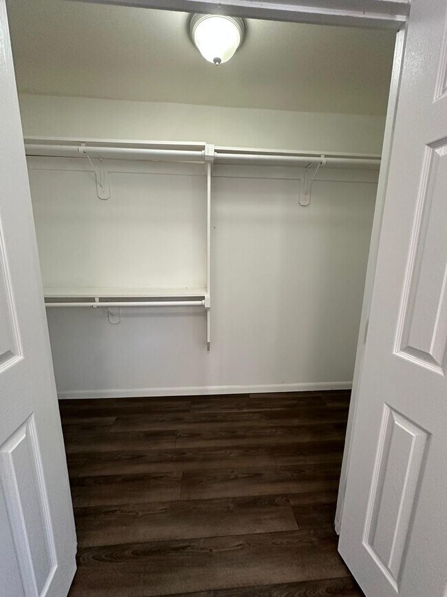 Building Photo - 4 bed 1 bath