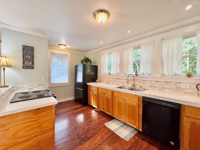 Building Photo - Adorable South Hill Charmer