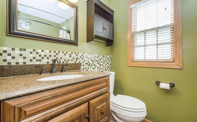 Building Photo - 3 Bedroom/1.5 Bathroom House - Available August 1st, 2025!