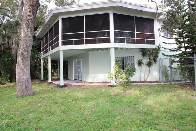 Building Photo - 5828 Oakhurst Dr
