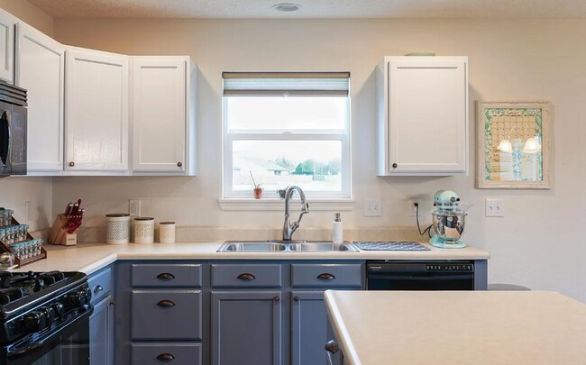 Building Photo - 3 Bed Home