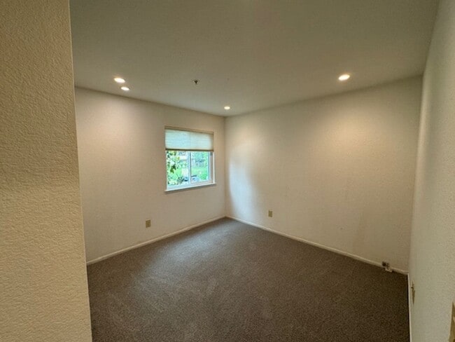 Building Photo - Beautiful 3 Bedroom, 2 Bathroom Upstairs C...