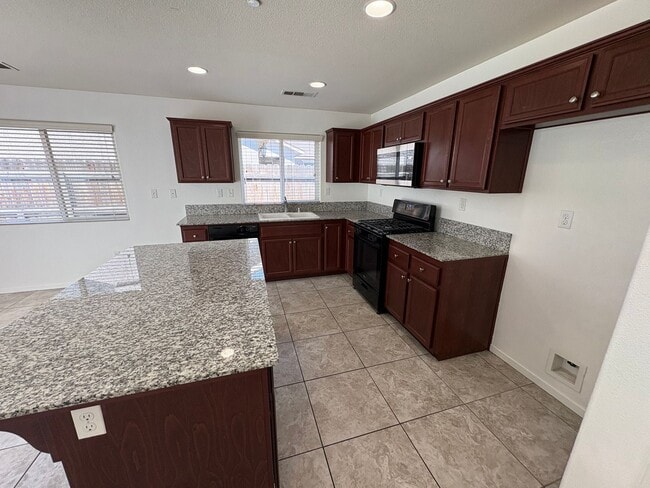 Building Photo - Tulare home move-in ready!