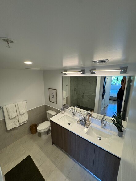 Building Photo - 2545 NE 183rd St
