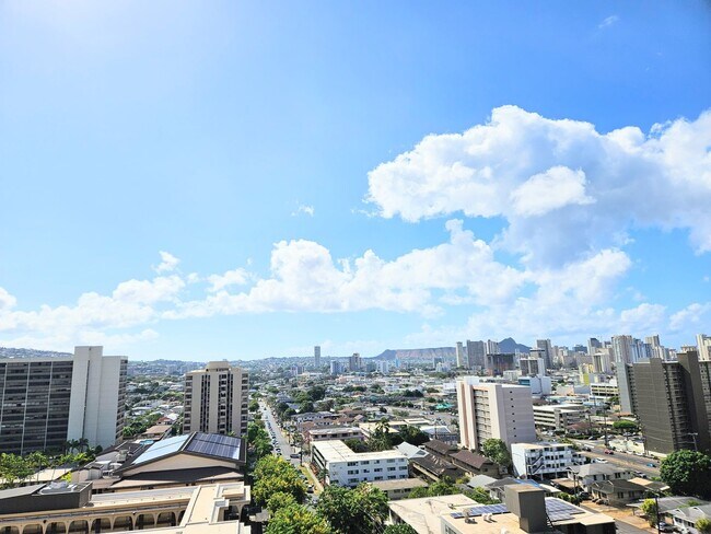 Building Photo - Punahou Pulelehua 2 Bedroom 1 Bathroom 1 Parking 15th Floor Condominium