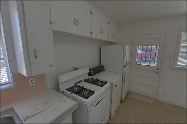Building Photo - 810 Heisig Ave
