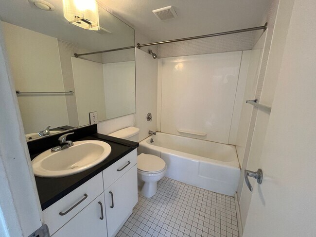 Building Photo - 1Bd/1Ba Home in Goose Hollow neighborhood ~ Secured Garage Parking and Additional Storage Unit!!!