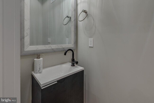 Building Photo - 2022 Kimball St