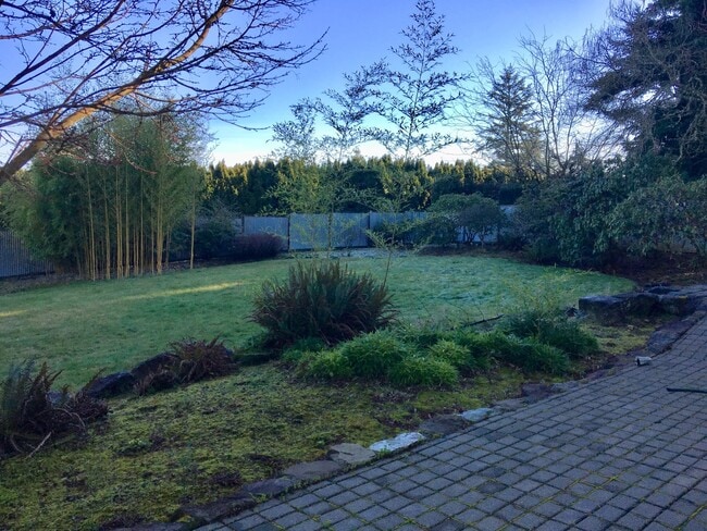 Building Photo - Beautiful 4 Bedroom near Microsoft Availab...