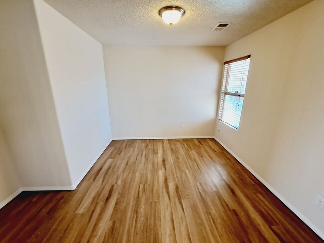 Building Photo - 3 bed 2 bath 1575 sq ft home