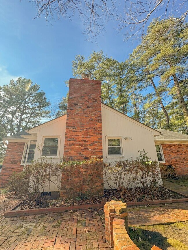 Building Photo - FIRST TWO WEEKS RENT FREE! 3 Bedroom 2 Bathroom with Detached Garage