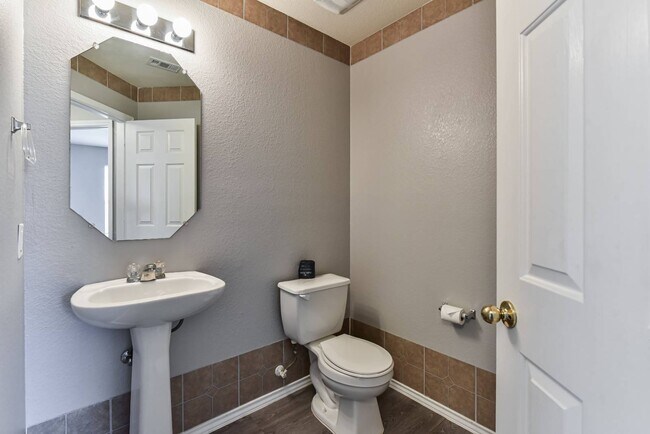 Building Photo - 4600 Donegal Bay Ct