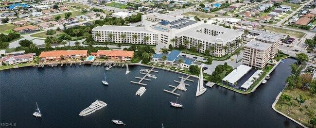 Building Photo - 4839 Tudor Dr