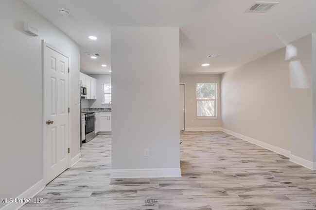 Building Photo - 233 Milray Ln