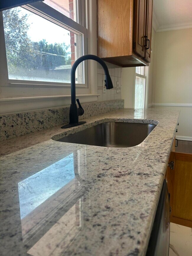 Building Photo - 2209 Jasmine Dr