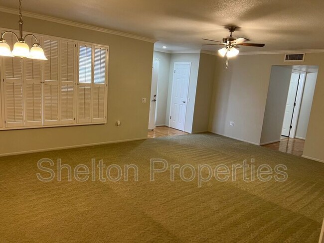 Building Photo - 9719 W Wrangler Dr