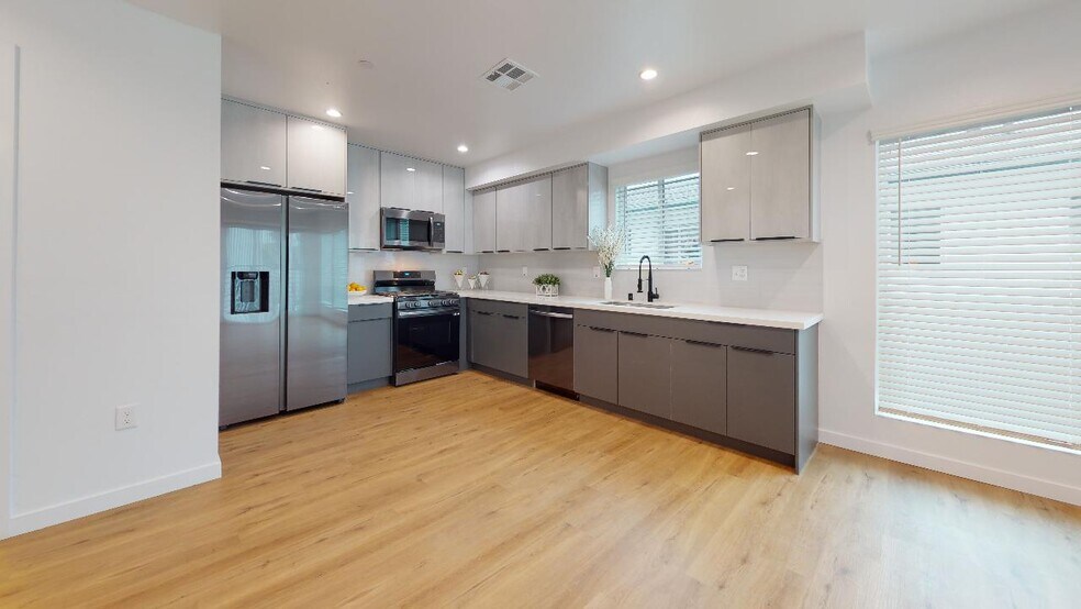 Building Photo - 1311 N Harvard Blvd
