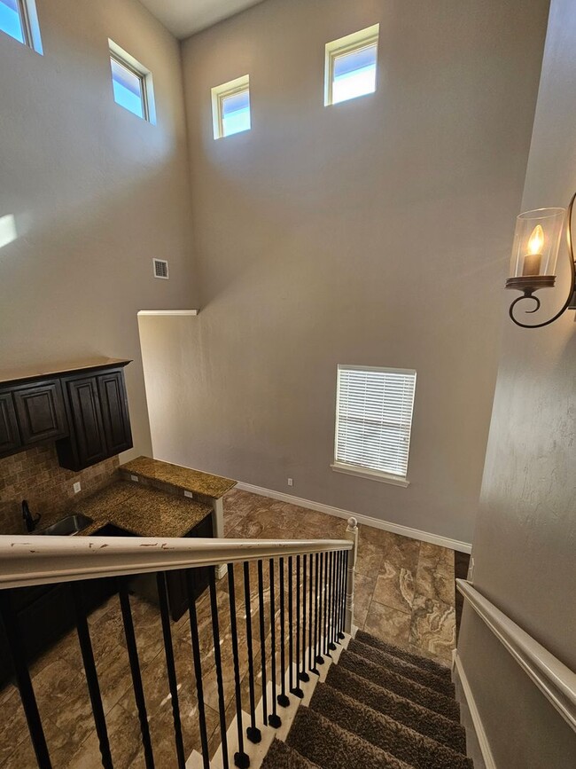 Building Photo - (2) Bed/(2.5) Bath Townhome in Gated Commu...