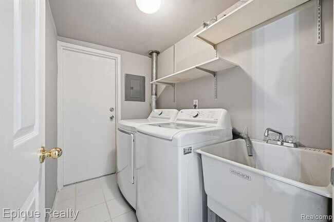 Building Photo - 29792 City Center Dr