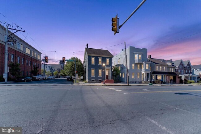 Building Photo - 401 W Broad St