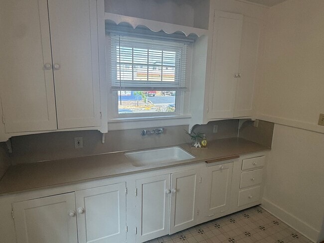 Building Photo - Charming 2BR/1BA Campus House