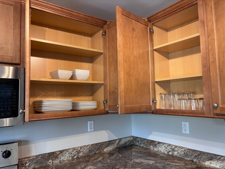 Building Photo - 463 Down Hill Dr