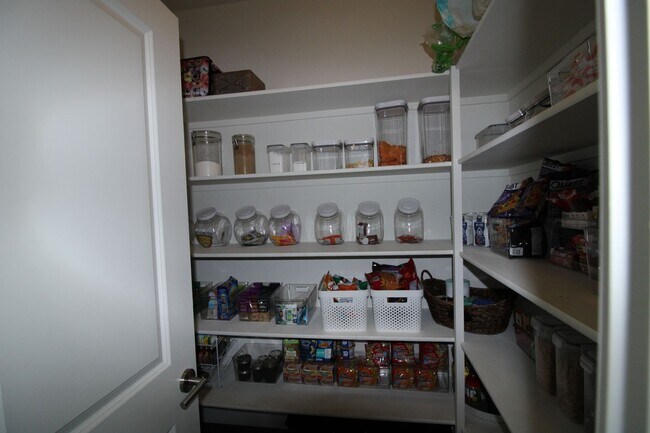 Building Photo - BEAUTIFUL 4+ BR, 2.5 BA TWO STORY HOME IN ...