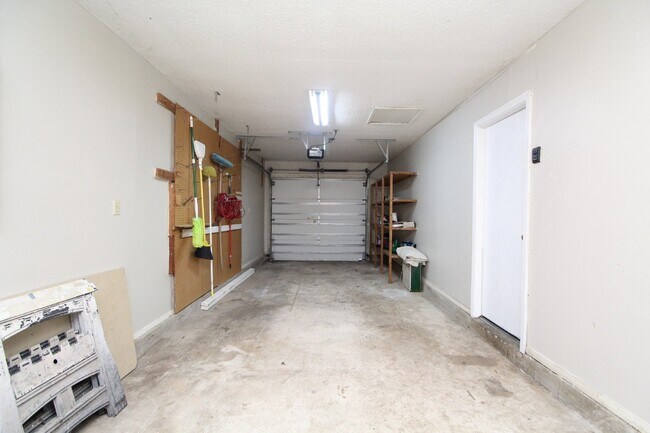 Building Photo - 4BR Ranch-Style Home off Olive Rd – Fenced Yard & Garage – Available 2/2