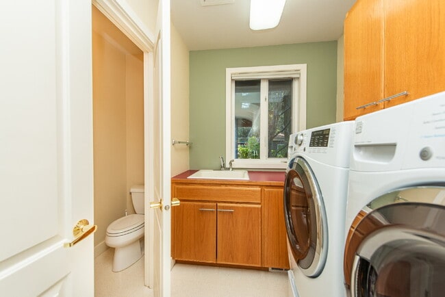 Building Photo - Beautiful Custom Home Overlooking Sequim Bay