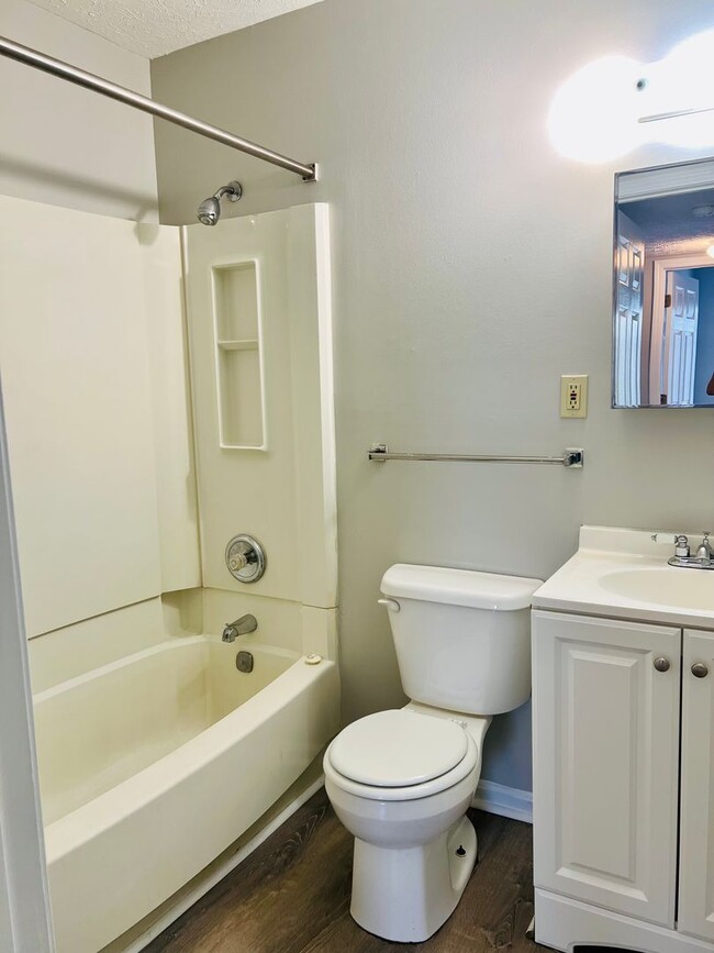 Building Photo - Updated 2 bedroom apartment in Portland no...