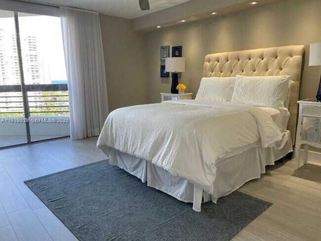 Building Photo - 3500 Mystic Pointe Dr