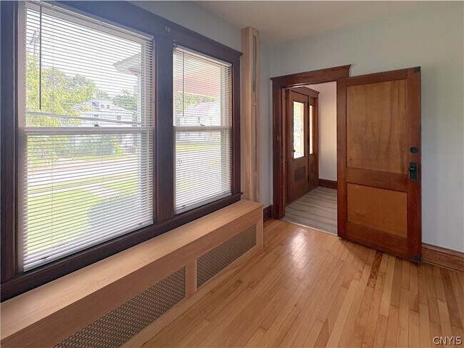 Building Photo - 3565 Oneida St