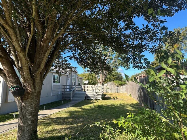 Building Photo - 104 Ramirez St