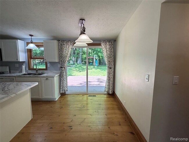 Building Photo - 8427 Carols Dr