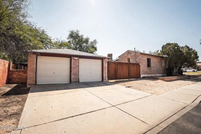 Building Photo - 1202 N Tucson Blvd