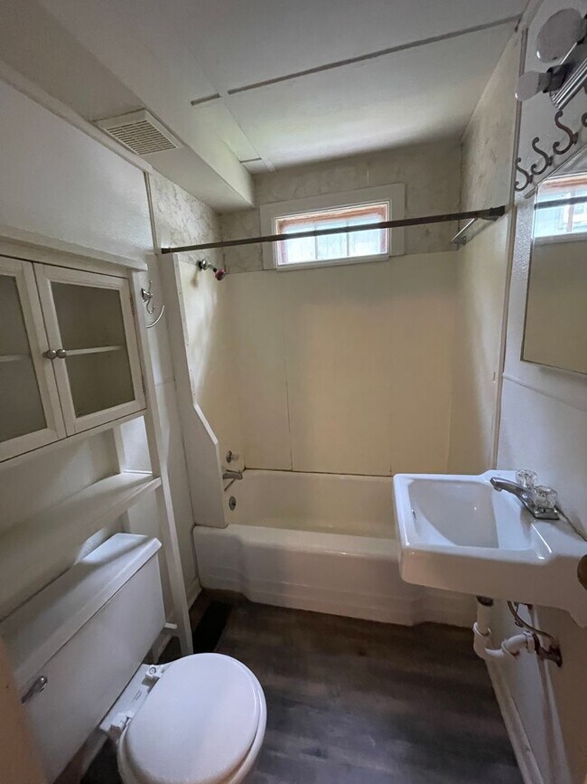 Building Photo - 103 Goodman Pl