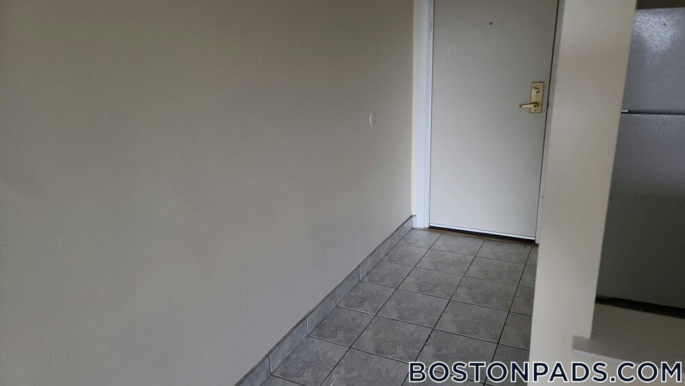 Building Photo - 24 Whites Ave