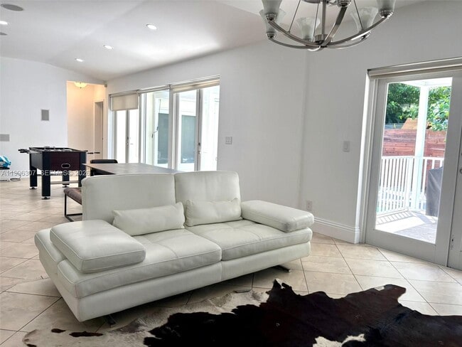 Building Photo - 4190 Pamona Ave